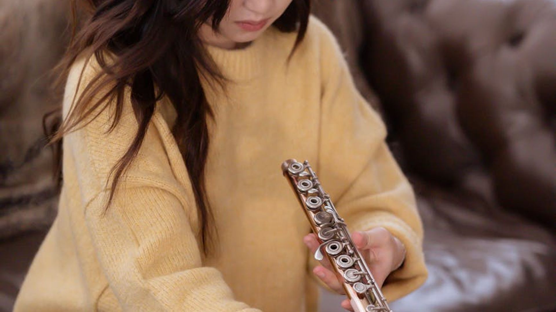 Calm and spacious room with soft light, perfect for yoga practice.